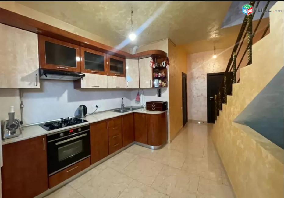 LA08008 Վարձով 5 սենյականոց  3  հարկանի քարե տուն Օստրովսկու փողոցում կենտրոնում