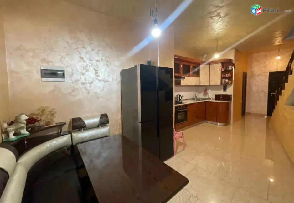 LA08008 Վարձով 5 սենյականոց  3  հարկանի քարե տուն Օստրովսկու փողոցում կենտրոնում