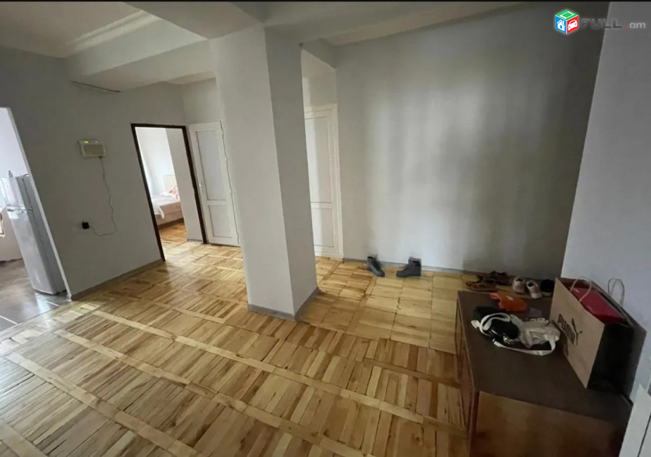 LA08316 Վարձով 3 սենյականոց բնակարան Երզնկյան փողոցում 