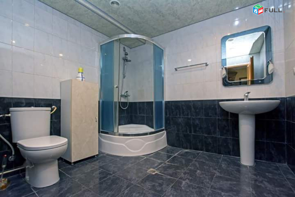 ԼA08674 Վարձով 3 սենյականոց բնակարան Խանջյան փողոցում 