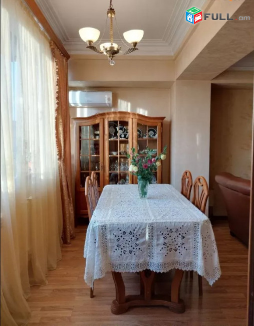 ԼA08674 Վարձով 3 սենյականոց բնակարան Խանջյան փողոցում 
