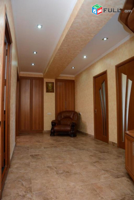 ԼA08674 Վարձով 3 սենյականոց բնակարան Խանջյան փողոցում 