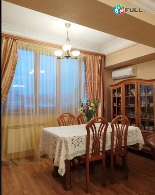 ԼA08674 Վարձով 3 սենյականոց բնակարան Խանջյան փողոցում 
