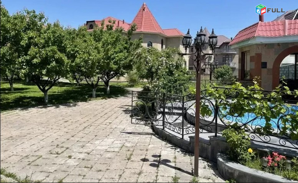 LA08701 Օրավարձով  2 հարկանի 8 սենյականոց  առանձնատուն Դավիթ Բեկի փողոցում Էրեբունիում,