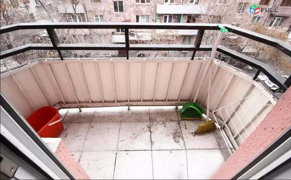 LA08749 Վարձով 3 սենյականոց բնակարան Հանրապետության փողոցում