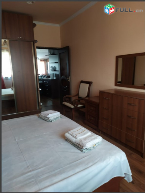 LA09109 Օրավարձով 3 սենյականոց բնակարան Թումանյան փողոցում 