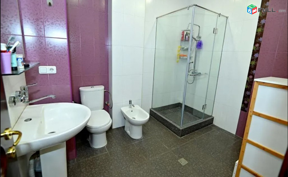 LA09236  Վարձով 3 սենյականոց բնակարան Ռոստոմի փողոց , նորակառույց շենք