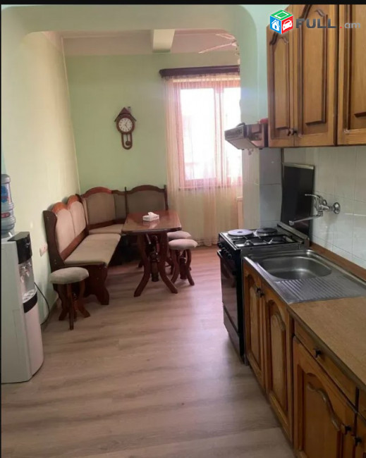 LA09280 Վարձով 3  սենյականոց բնակարան Աբովյան փողոցում