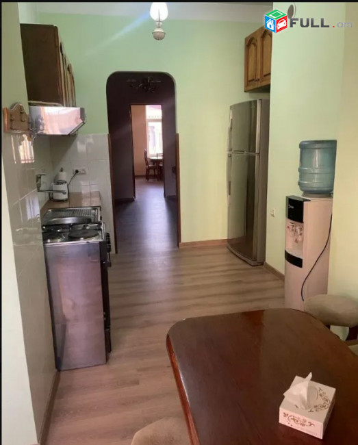 LA09280 Վարձով 3  սենյականոց բնակարան Աբովյան փողոցում