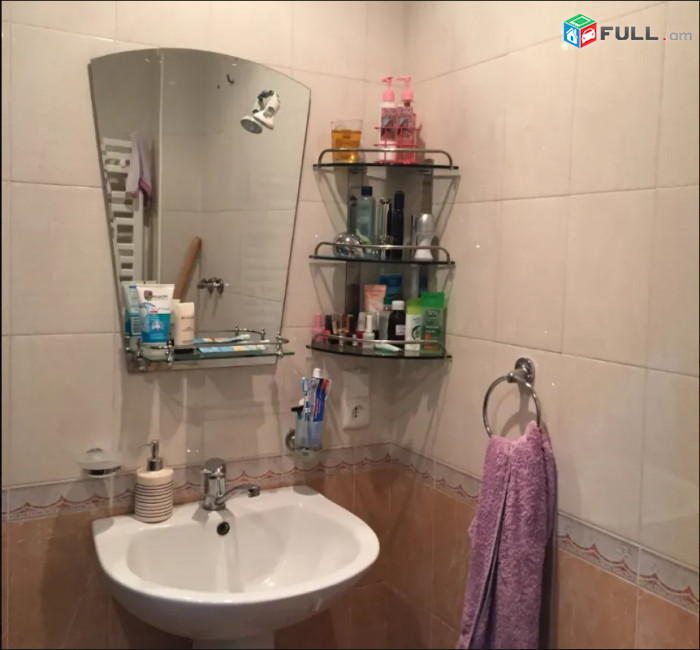 LA09494 Վարձով 3 սենյականոց բնակարան Արամ Խաչատրյանի փողոցում