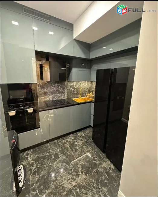 LA09552 Վարձով 3  սենյականոց բնակարան Լեոյի փողոցում, նորակառույց շենքում 