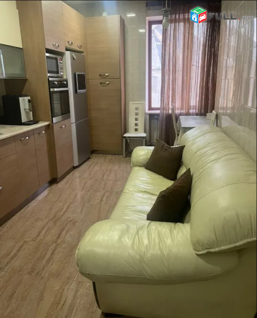LA10083 Վարձով 3 սենյականոց բնակարան Քաջազնունու փողոց ,  նորակառույց շենքում 