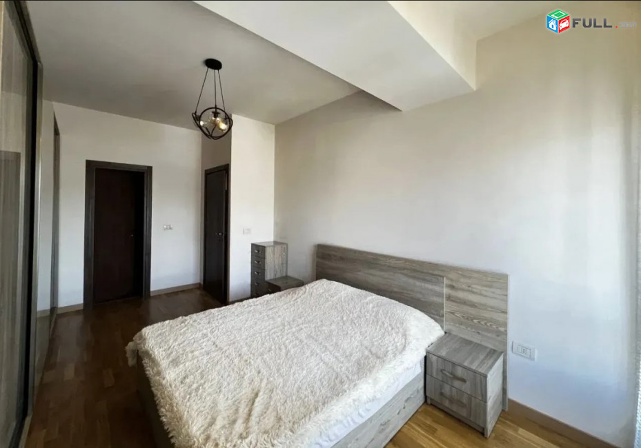 LA10213  Վարձով 3 սենյականոց բնակարան Լեոյի փողոցում, նորակառույց շենքում