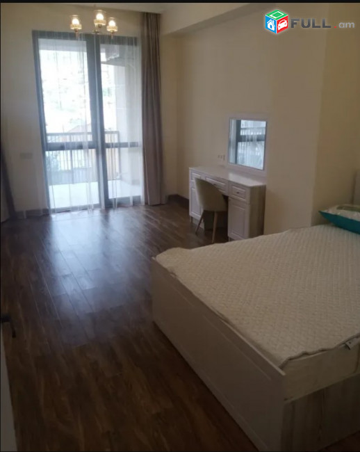 LA10349 Վարձով 3 սենյականոց բնակարան Ռոստոմի փողոց ,  նորակառույց շենքում 