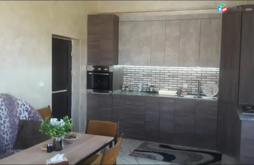 LA10476 Վարձով 6 սենյականոց 3 հարկանի քարե տուն Դավիթ Բեկի փողոցում Նոր Նորքում,
