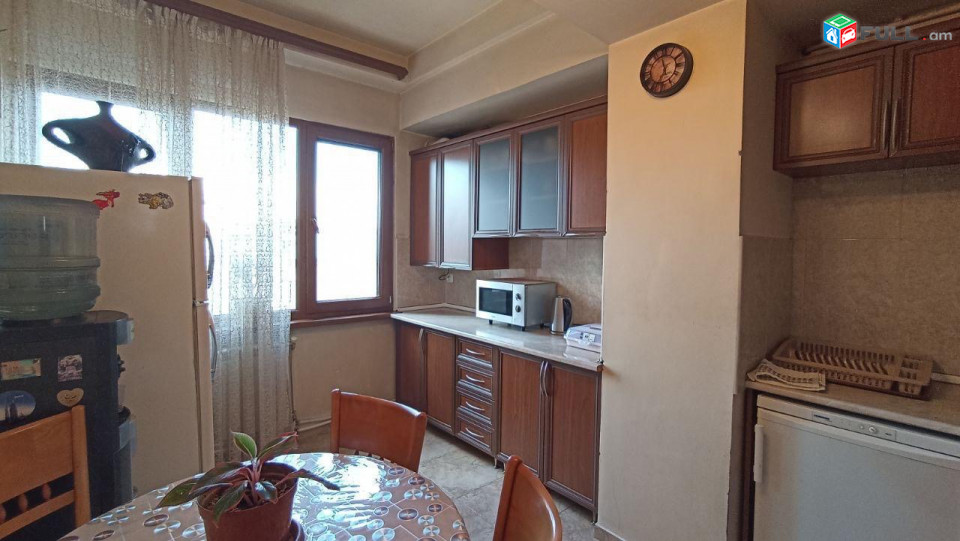 LA10668  Վարձով 3 սենյականոց բնակարան Հանրապետության փողոցում