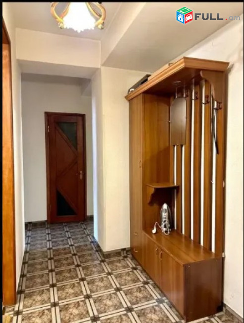 LA10768 Վարձով 3 սենյականոց բնակարան Վարդանանց փողոցում