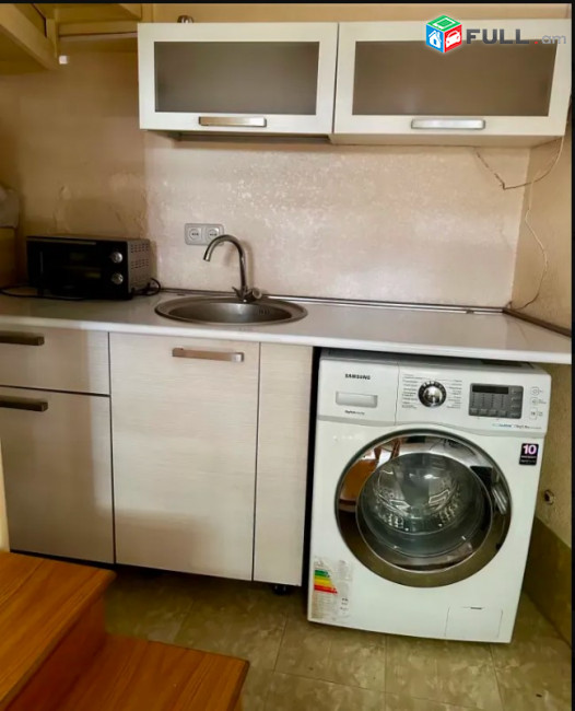 LA10892 Վարձով 70 քմ. Բազմաֆունկցիոնալ գույք Պարոնյան փողոցում կենտրոնում