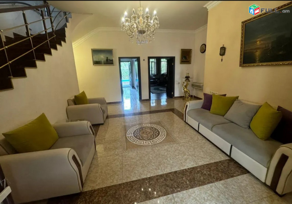 LA00571  Օրավարձով 8 սենյականոց 3 հարկանի քարե տուն Դավիթ Բեկի փողոց , Հոլիվուդ թաղամաս