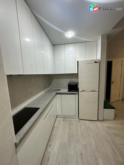 LA11181 Վարձով 3 սենյականոց բնակարան Հանրապետության փողոց , նորակառույց շենքում 