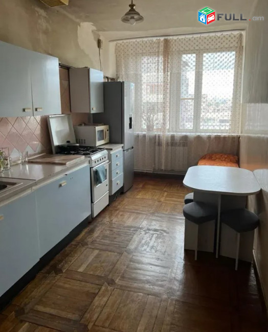 LA11389 Վարձով 3 սենյականոց բնակարան Վիկտոր Համբարձումյան փողոցում