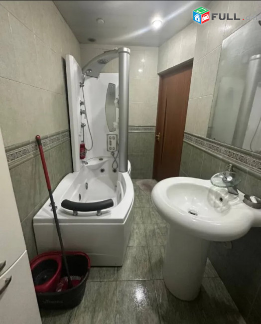 LA11398 Վարձով 3 սենյականոց բնակարան Վիկտոր Համբարձումյան փողոց