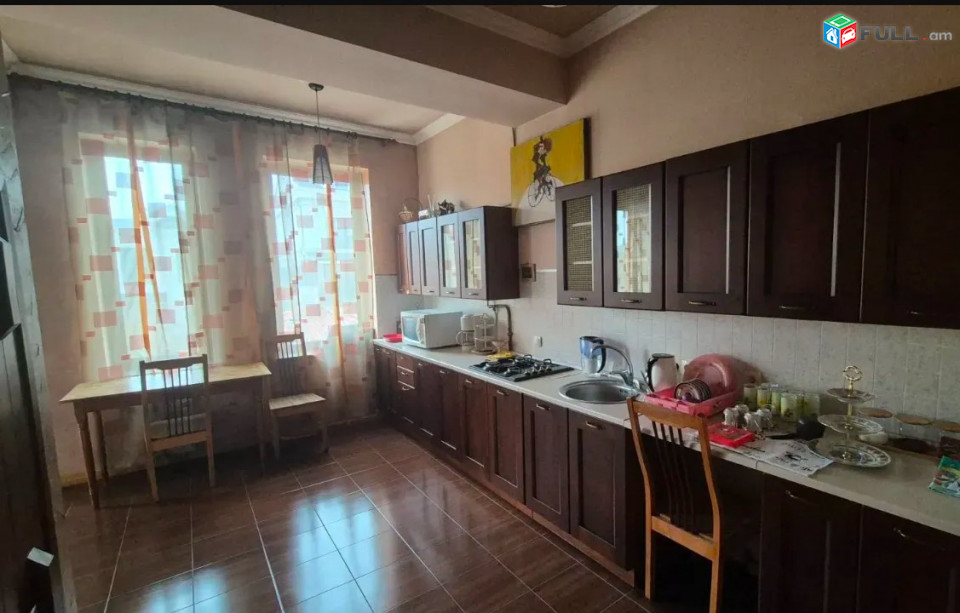 LA11453 Վարձով 7 սենյականոց 3 հարկանի քարե տուն Կարապետ Ուլնեցու փողոցում