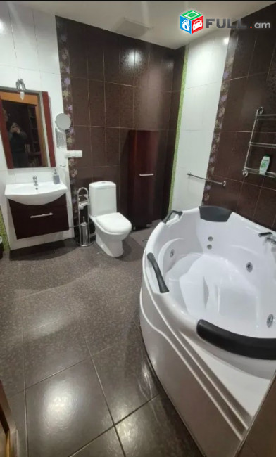 LA11453 Վարձով 7 սենյականոց 3 հարկանի քարե տուն Կարապետ Ուլնեցու փողոցում