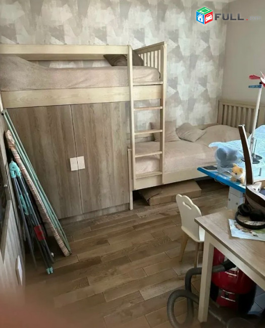 LA11463  Վարձով 4 սենյականոց բնակարան Արամ Խաչատրյան փողոցում 