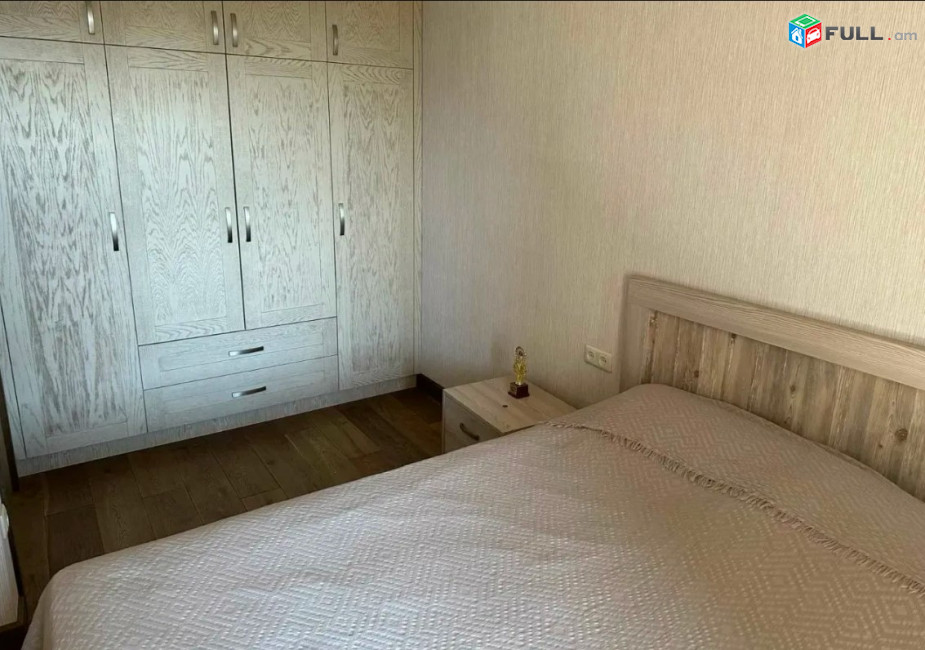 LA11463  Վարձով 4 սենյականոց բնակարան Արամ Խաչատրյան փողոցում 