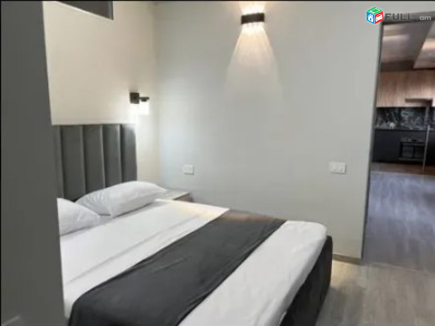 LA11475 Վարձով 3 սենյականոց բնակարան Աբովյան փողոց , նորակառույց շենքում 