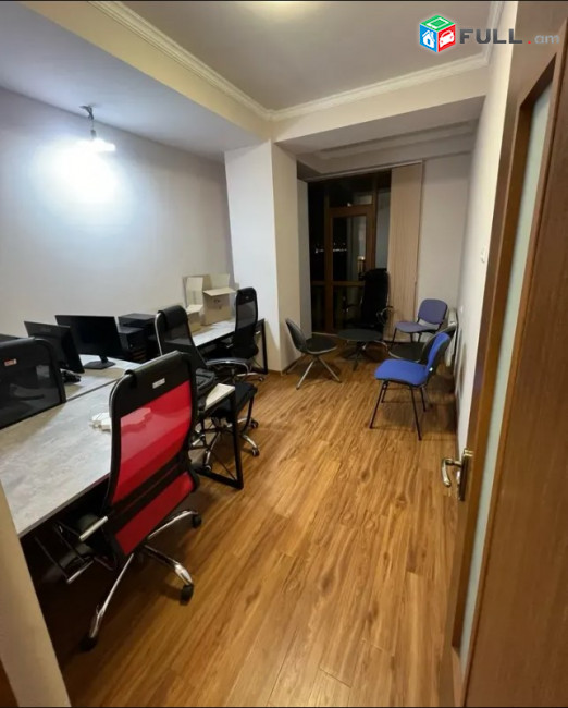 LA11547 Վարձով 3 սենյականոց բնակարան Ադոնցի փողոցում, նորակառույց շենքում 