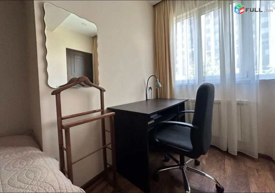 LA11626 Վարձով 3 սենյականոց բնակարան Ամիրյան փողոցում 