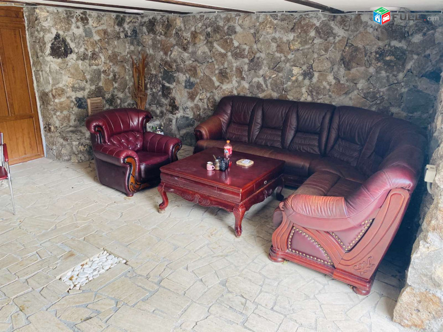 AK2809  Երեք հարկանի քարե տուն Պտղնիում