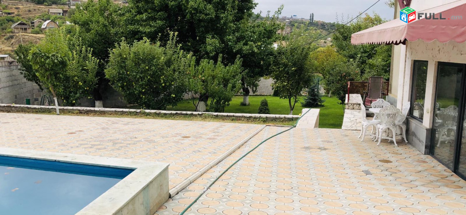 AK2809  Երեք հարկանի քարե տուն Պտղնիում