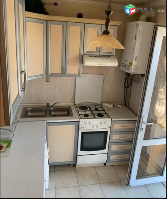AK4050  բնակարան Հրաչյա Քոչար փողոցում,  եվրովերանորոգված, քարե շենք, 3 սենյականոց