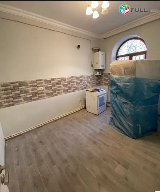 AK4222  Երեք հարկանի քարե տուն Հարություն Կալենցի փողոցում Արաբկիրում, 250 ք.մ., 2 սանհանգույց