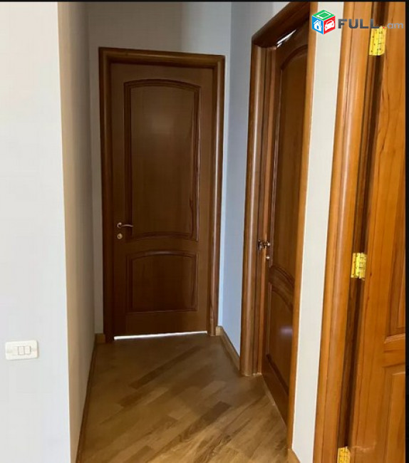 AK4271  Ընդարձակ 5 սենյականոց բնակարան նորակառույց շենքում կենտրոնում, 261 ք.մ., 2 սանհանգույց