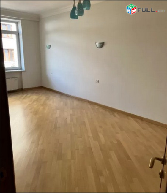 AK4271  Ընդարձակ 5 սենյականոց բնակարան նորակառույց շենքում կենտրոնում, 261 ք.մ., 2 սանհանգույց