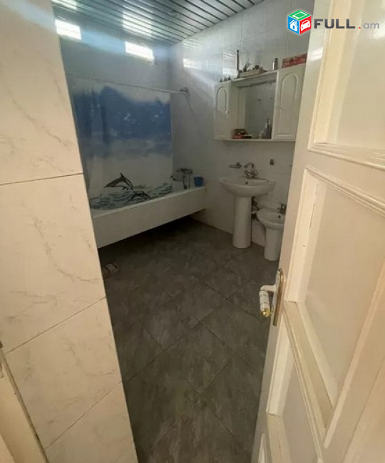 AK4279 Երկու հարկանի քարե տուն Թավրիզյան փողոցում Արաբկիրում, 400 ք.մ., 2 սանհանգույց, կապիտալ վերանորոգված