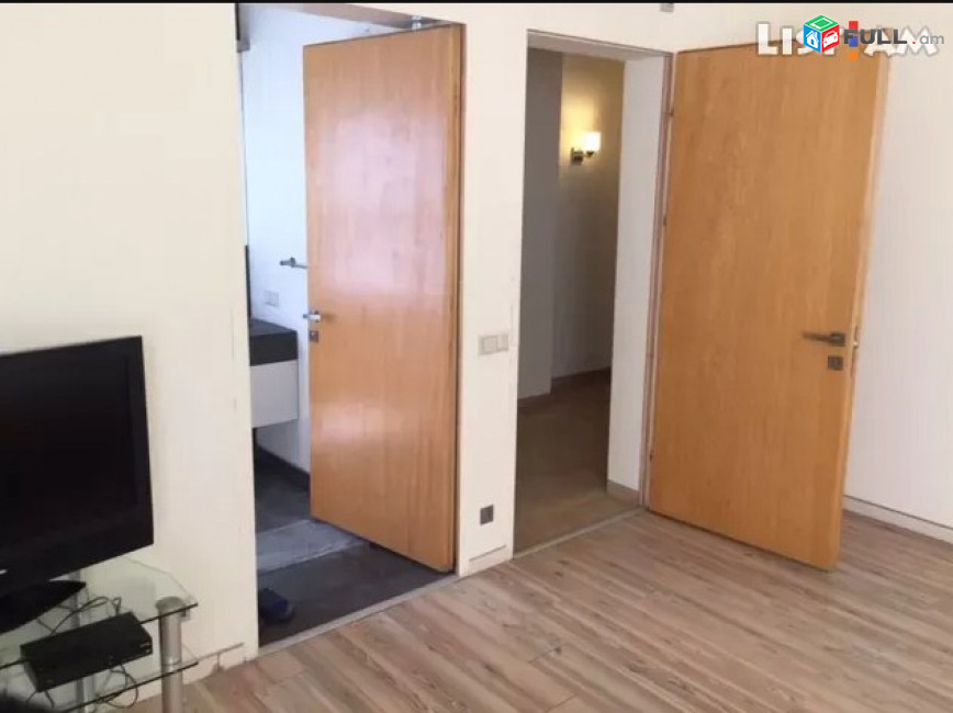 AK4294  Երեք հարկանի քարե տուն, Վահագնի Թաղամաս Աջափնյակում, 440 ք.մ., 3+ սանհանգույց