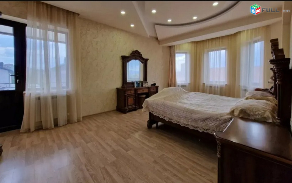 AK4302  Երեք հարկանի տուն, Դուրյան թաղամաս Ավանում, 270 ք.մ., 2 սանհանգույց, կապիտալ վերանորոգված