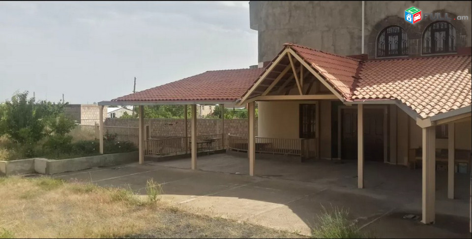 AK4393 Տրվում է վարձով  5 հարկանի քարե տուն կենտրոնում, 1043 ք.մ.,  մեծ հողամաս, կապիտալ վերանորոգված