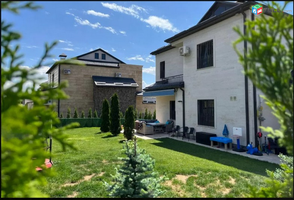 AK4530  Երկու հարկանի քարե տուն, Վահագնի Թաղամաս Աջափնյակում, 650 ք.մ., 3+ սանհանգույց, եվրովերանորոգված