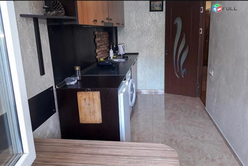 AK4704  Վարձով 3  սենյականոց բնակարան  Արցախի պողոտայում