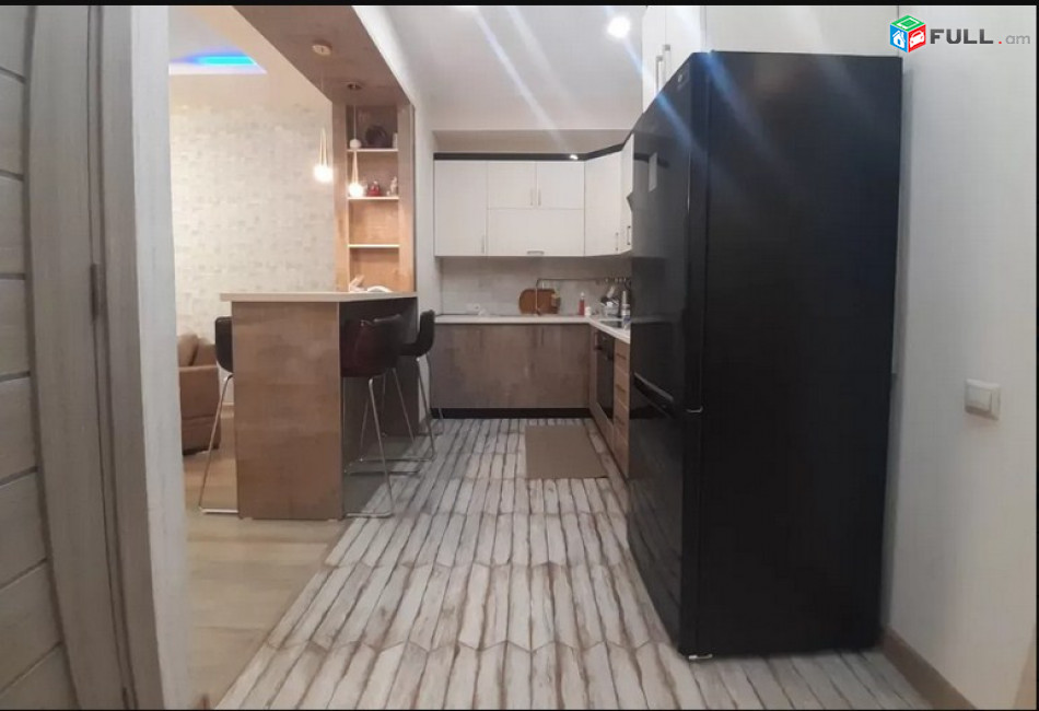 AK4721  Վարձով է տրվում 3 սենյականոց  բնակարան նորակառույց շենքում Եկմալյան փողոցում