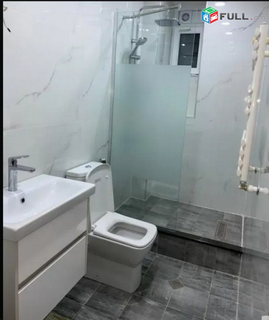 AK4954  Վարձով է տրվում 3 սենյականոց բնակարան  Հանրապետության փողոցում