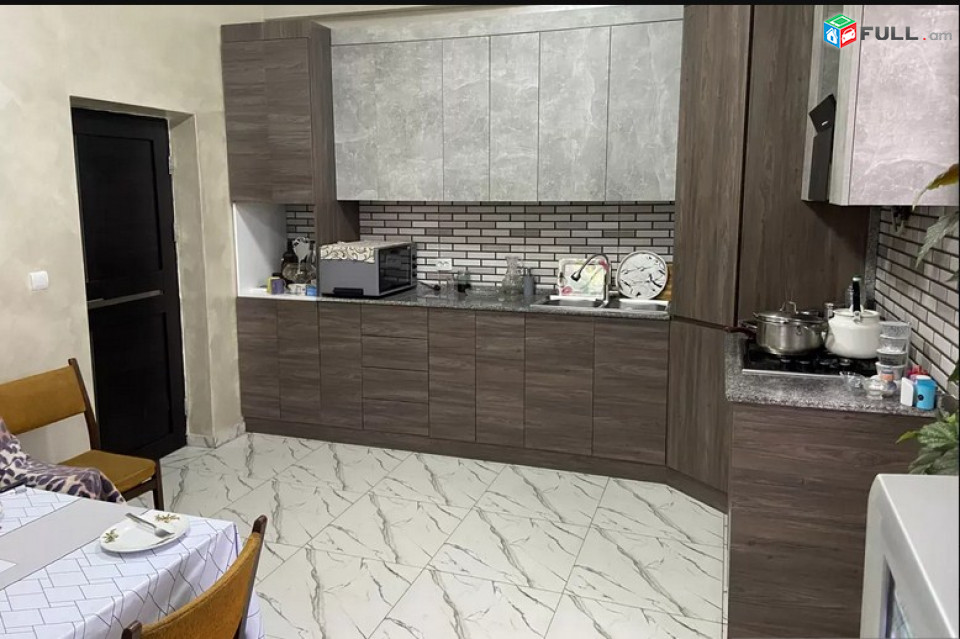 AK6075  Երեք հարկանի քարե տուն Դավիթ Բեկի փողոցում Նոր Նորքում, 320 ք.մ., 2 սանհանգույց
