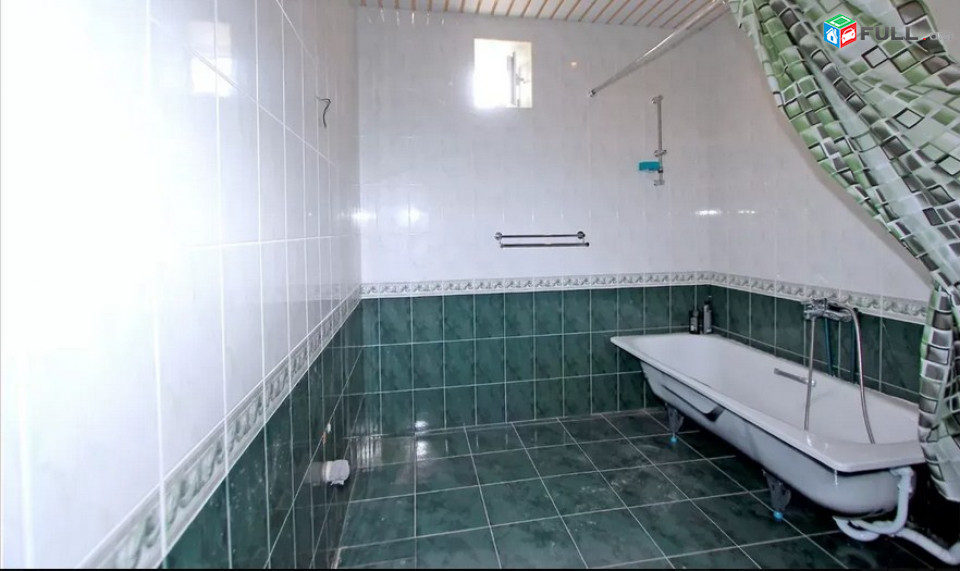 AK6078  Երեք հարկանի քարե տուն Սիլիկյանի 3-րդ փողոցում Աջափնյակում, 350 ք.մ., 2 սանհանգույց