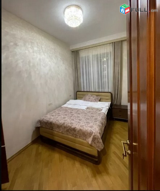 AK7003  Վարձով 5 սենյականոց  բնակարան նորակառույց շենքում կենտրոնում